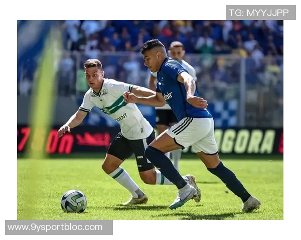 巴甲门将开球失误被对手偷袭瞬间引发全场哄笑