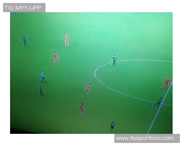 国安足协杯冠军献给已逝球迷杨雪金色座椅与奖杯共同见证感动时刻