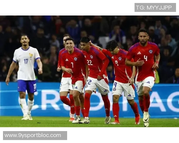 约罗身穿里尔球衣盛装出席里尔对阵巴黎比赛开球仪式